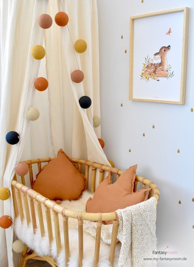 chambre bébé berceau bois voile blanc plaid fourrure blanche coussin guirlande terracotta