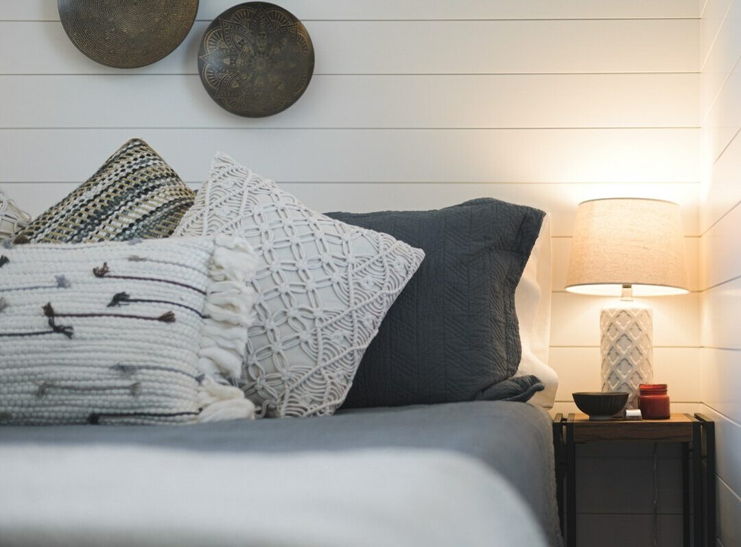 chambre lit coussin dépareillé assortiment déco bohème beige grise