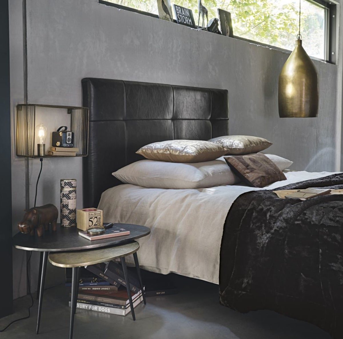 déco tête de lit cuir noir suspension laiton plaid velours déco chic industrielle