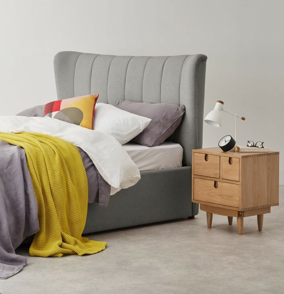 lit double gris plaid jaune table de chevet bois