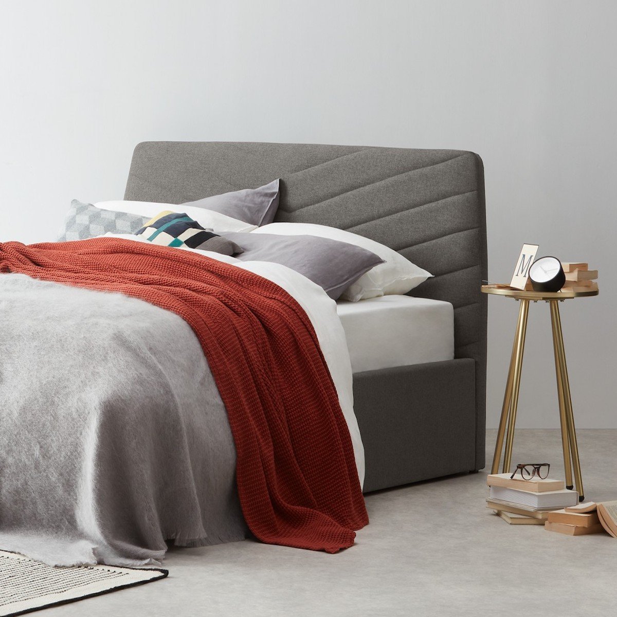 lit king size gris moderne sommier rangement plaid rouge table laiton ronde