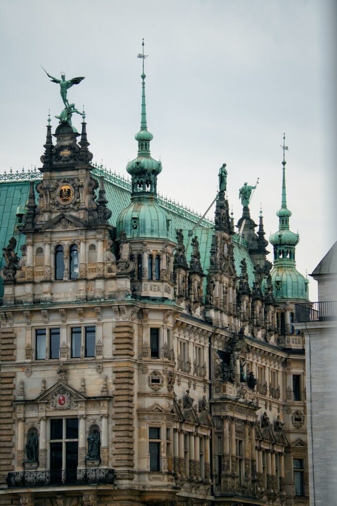 mairie détail moulure mur marron jaune toit vert dorure