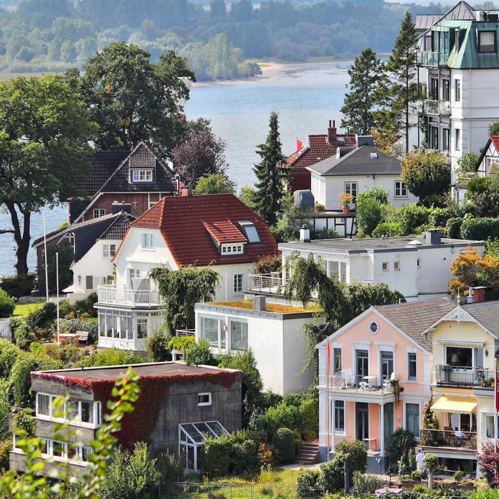 paysage mer lac villas blanche rose jaune toit rouge