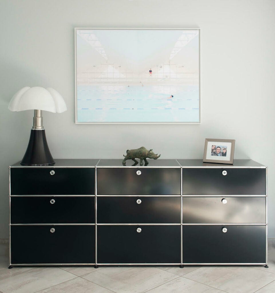 photo piscine artiste salon commode noire pipistrello - blog déco design - clem around the corner