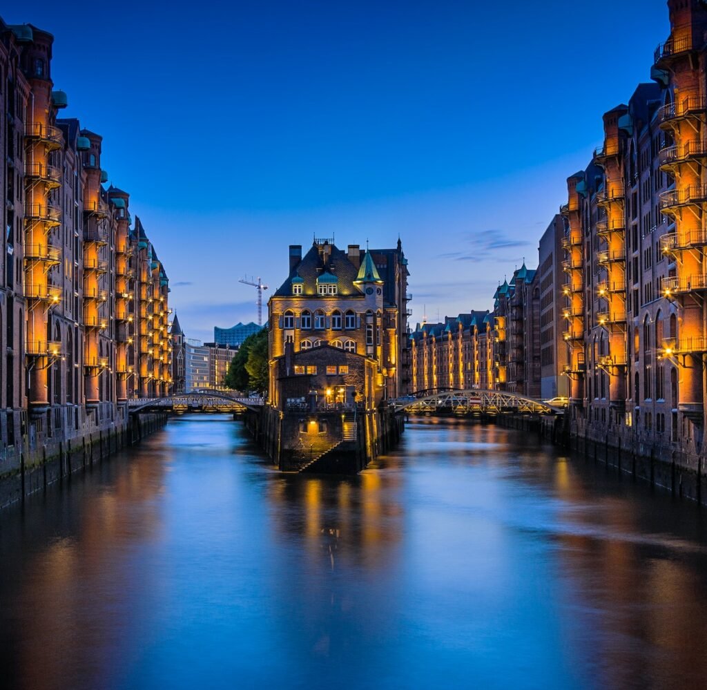 pont fer vue de nuit immeuble rouge toit gris vert lac blog déco