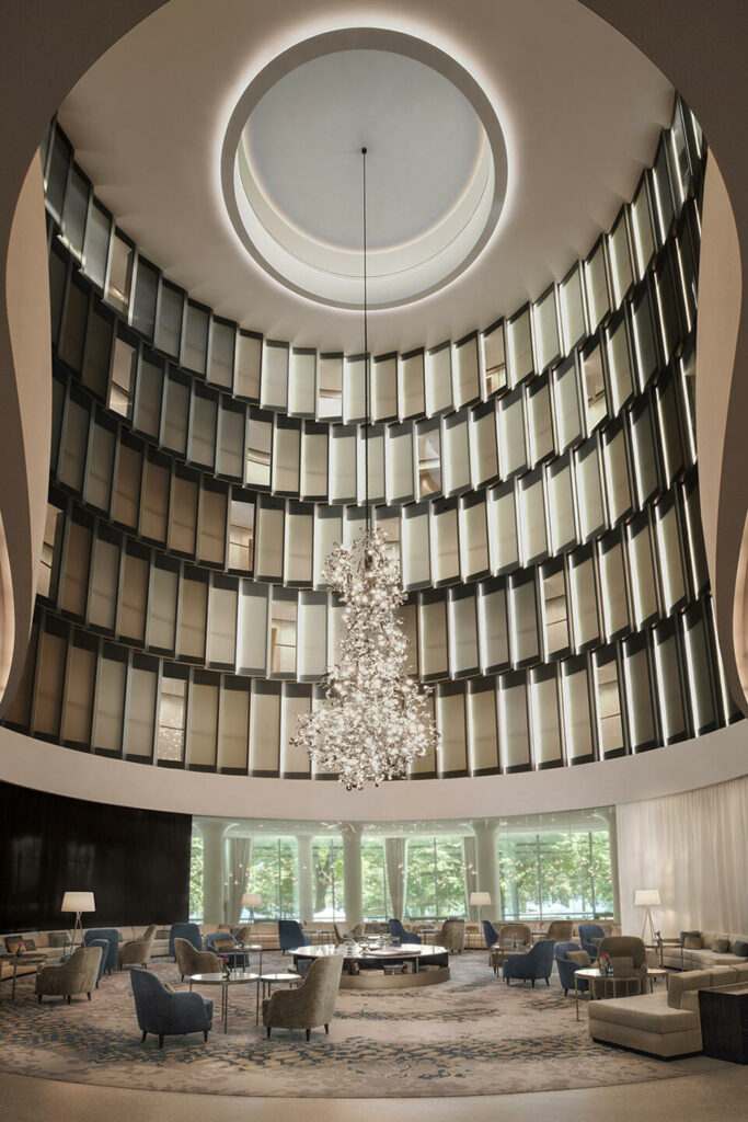 salon hôtel chic élégant beige bleu spacieux rond lustre blog déco