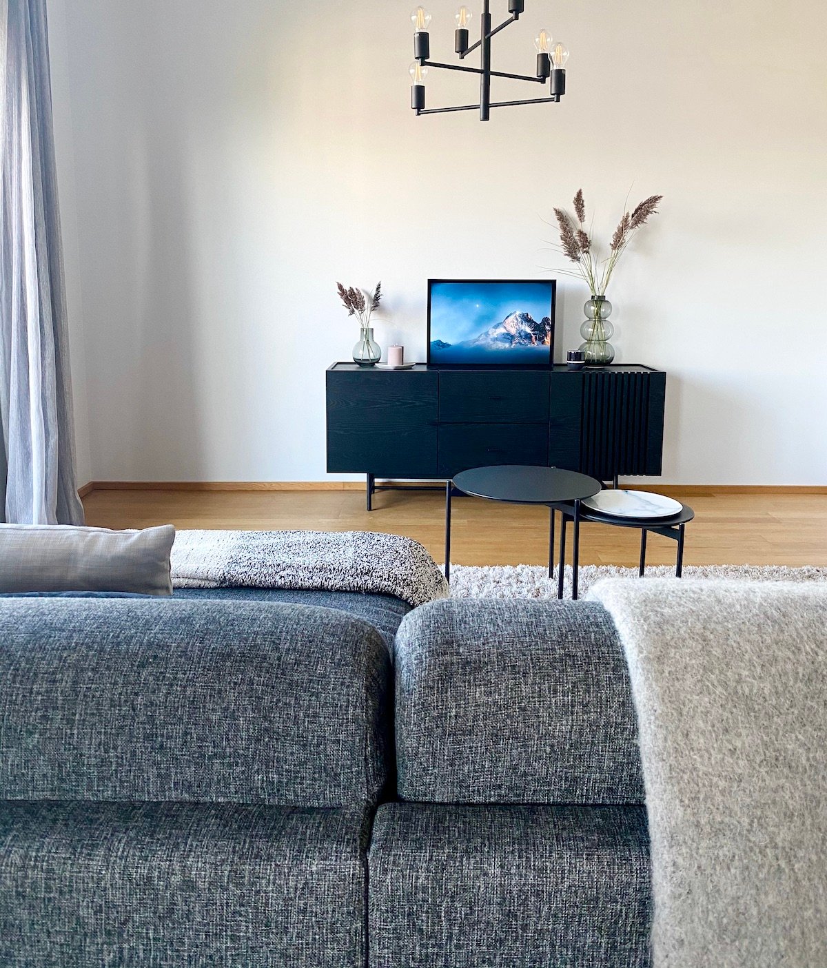 salon moderne meuble buffet noir scandinave canapé gris chiné - déco clemaroundthecorner