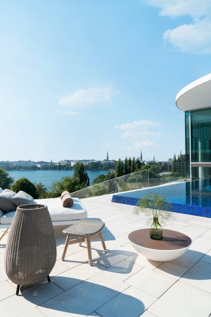terrasse rooftop piscine tabouret fibre tressé