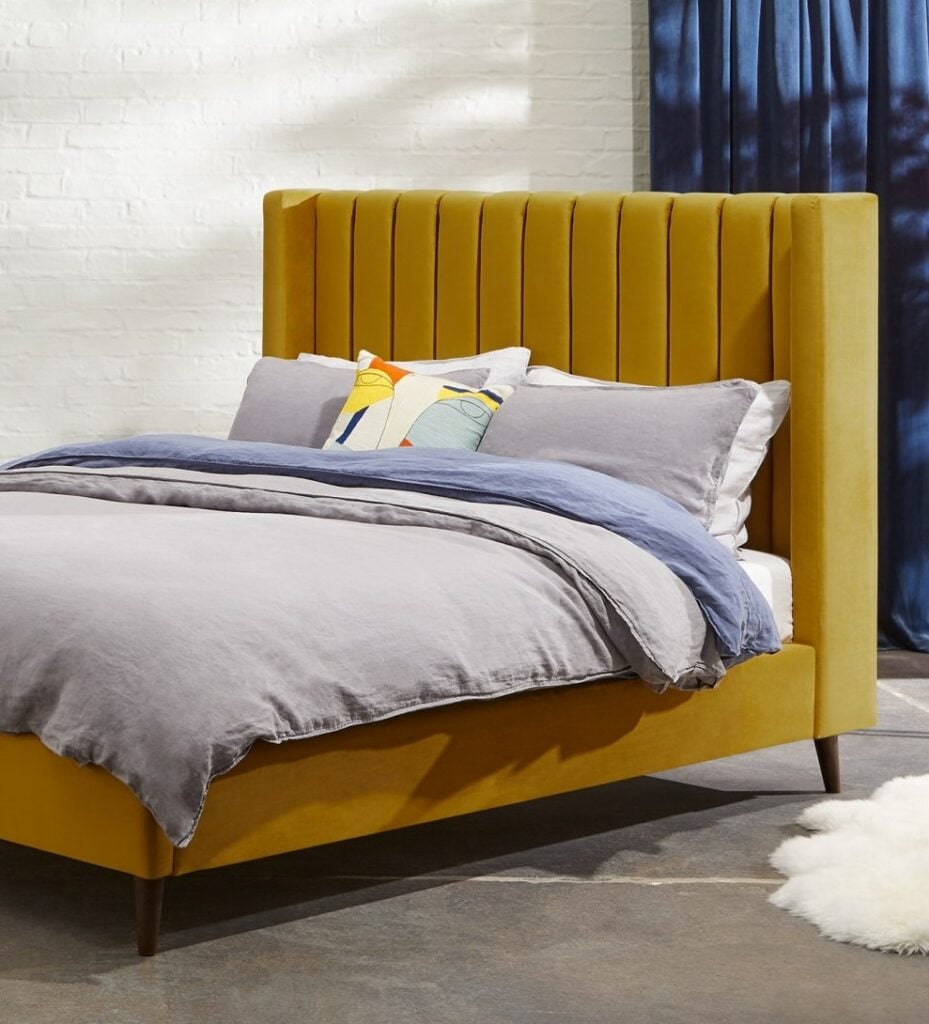 tête de lit matelassé jaune moutarde velours tapis fourrure blanche blog déco