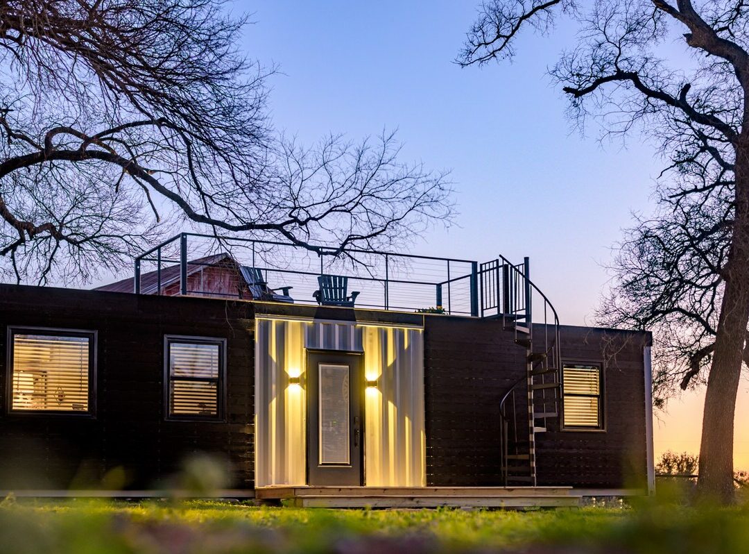 transformation conteneur camion en maison bungalow rétro moderne