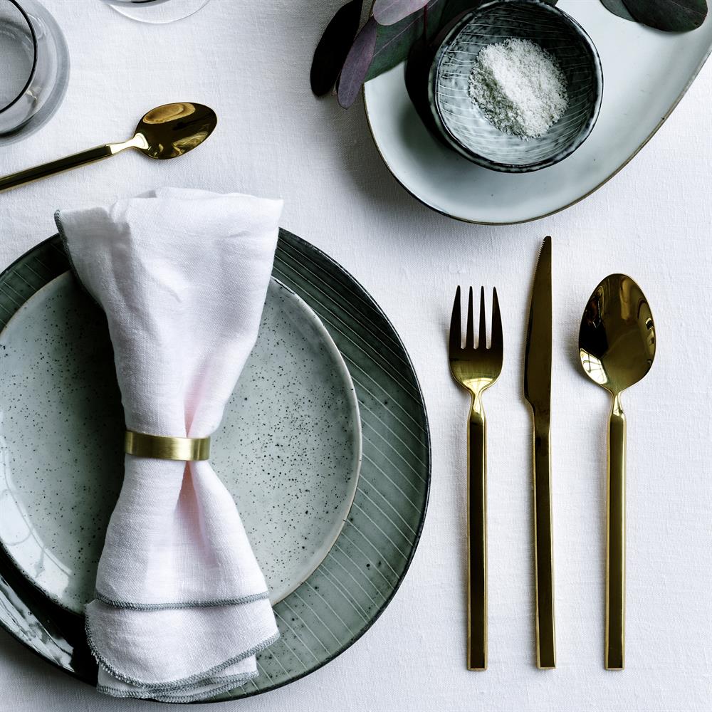 assiette grès naturel couvert laiton art de table rustique scandinave