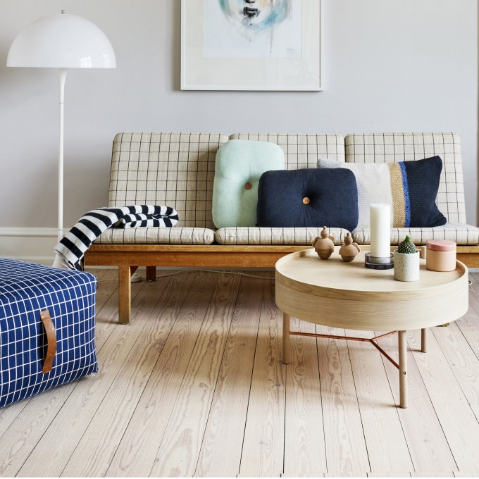 canapé deux places à carreau blanc pouf bleu marine table basse ronde bois