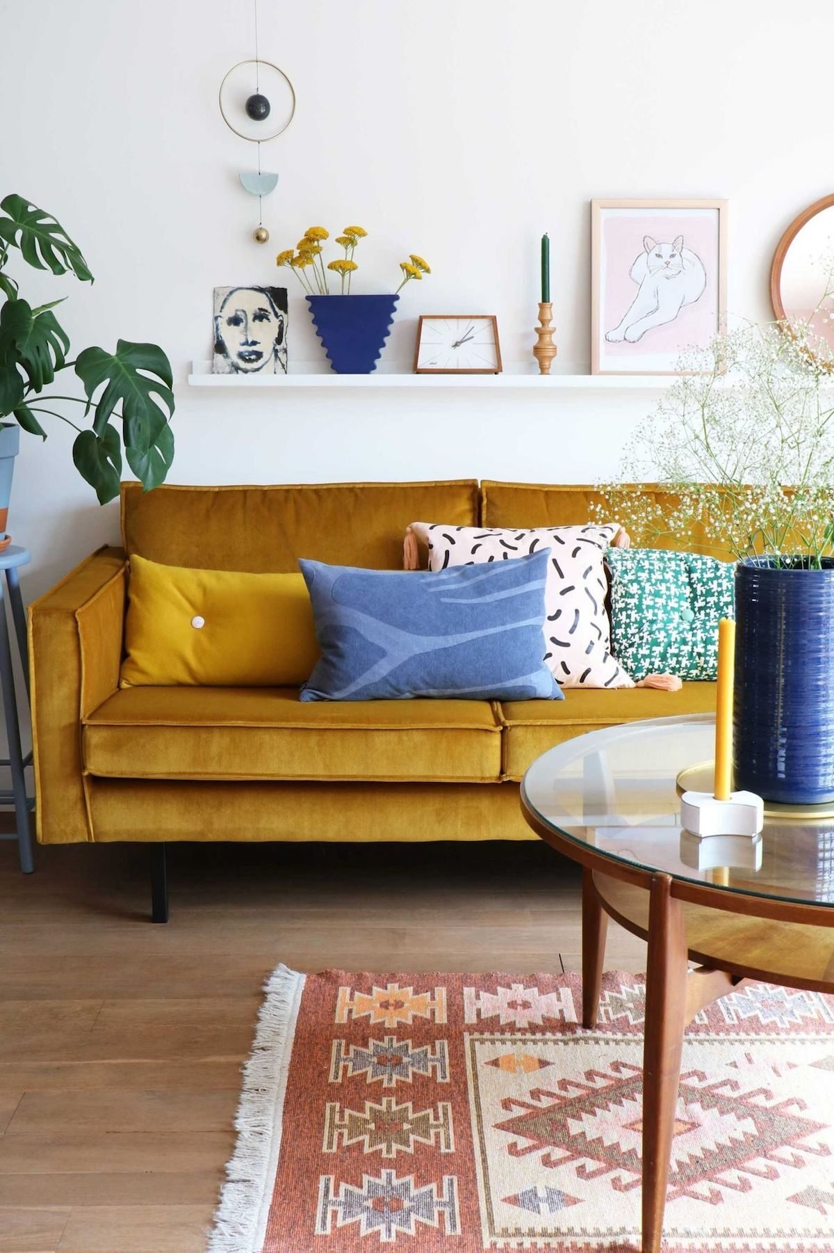 canapé jaune moutarde velours tapis ethnique table ronde verre blog déco