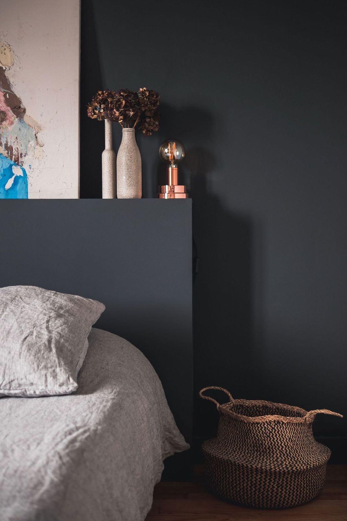 chambre noir panier osier rond linge de lit lin beige blanc parquet