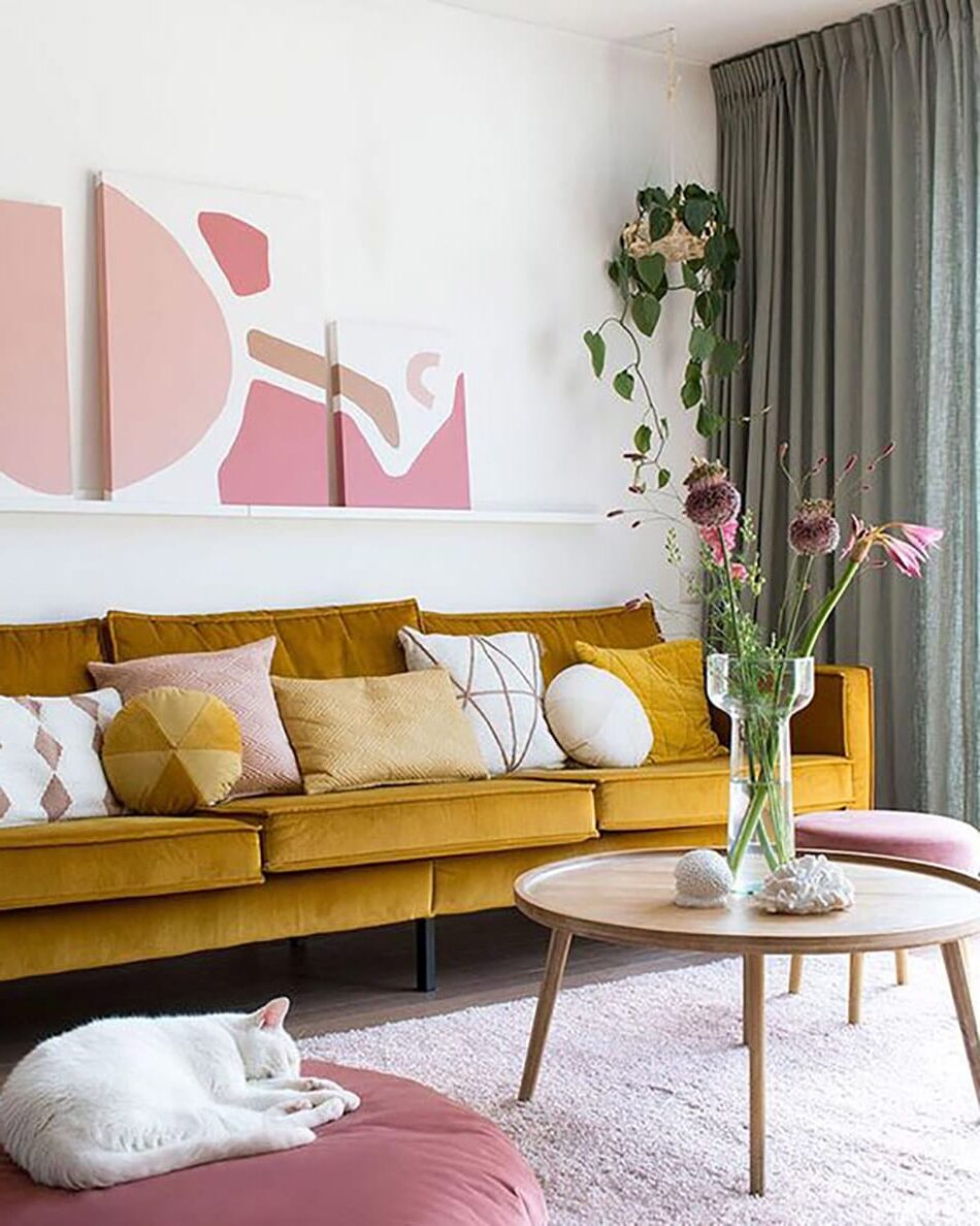 déco salon rose pastel jaune moutarde table ronde bois clematc