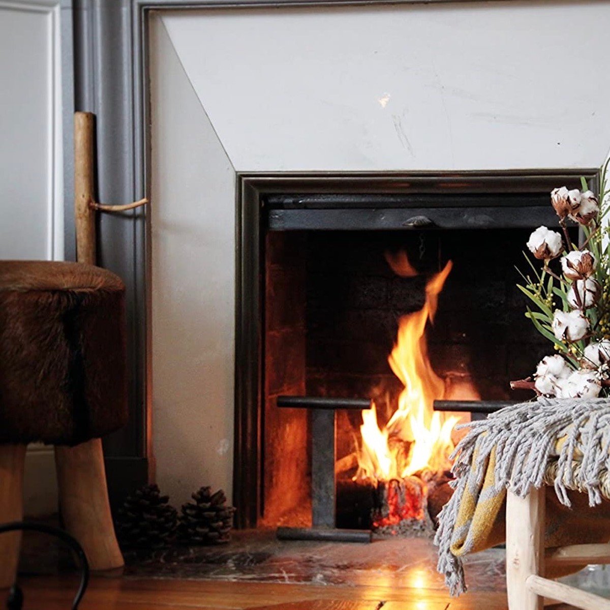 feu cheminée tabouret poil pieds bois ambiance chaleureuse