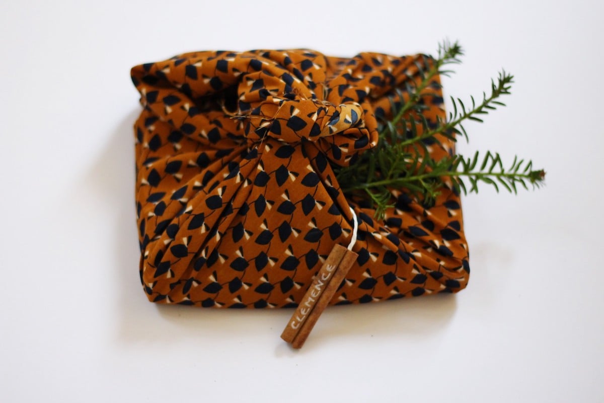 papier cadeau tissu étiquettes de Noël à faire soi-même bâton cannelle déco green Noël