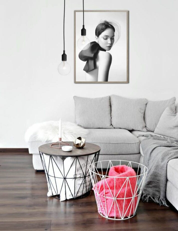 petit salon canapé d'angle coussin fourrure blanche suspension métallique noire