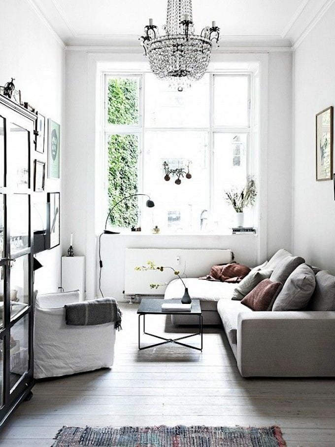 petit salon canapé gris table basse rectangle noir pièce lumineuse