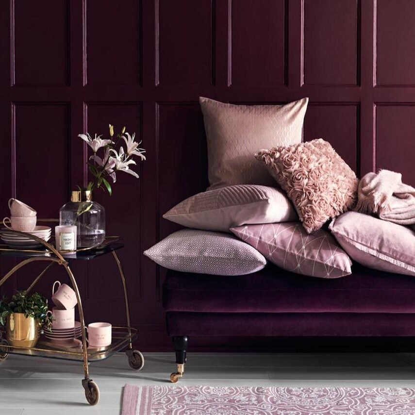 salon romantique banquette velours coussin rose poudre