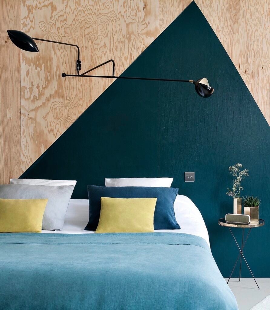 tête de lit graphique peinture fait-main triangle panneau osb