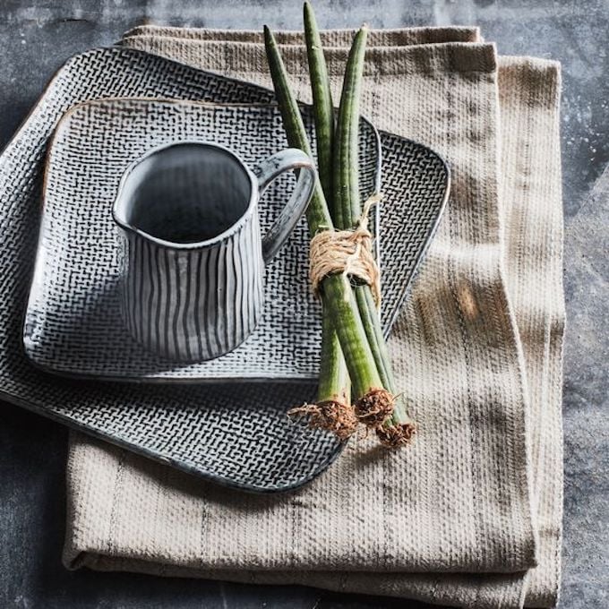 vaisselle grès carré noir blanc effet texture serviette en lin