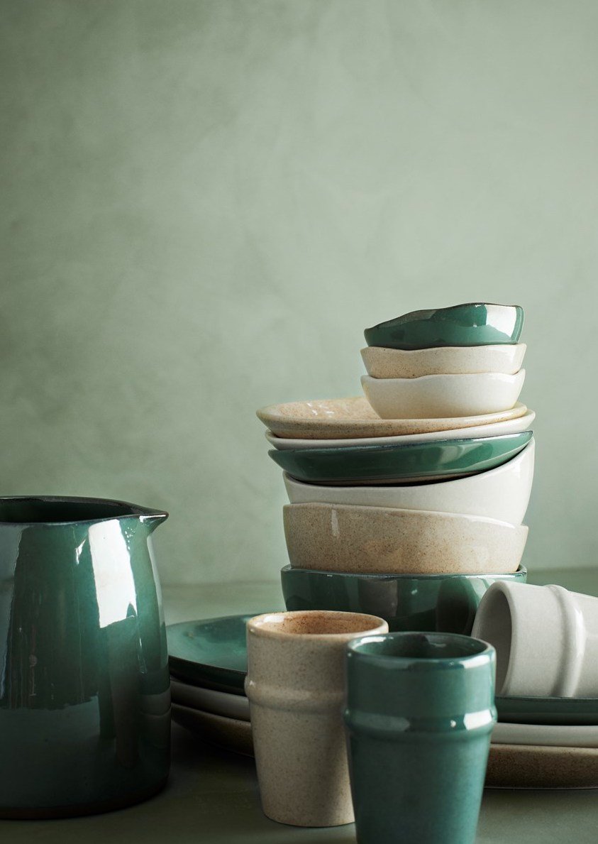 vaisselle verte blanc crème tasse carafe assiette dessert plate bol deco intérieure