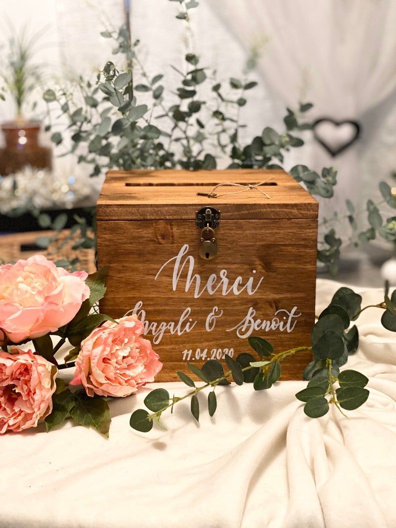 boite carré bois urne mariage nappe blanche fleurs rose