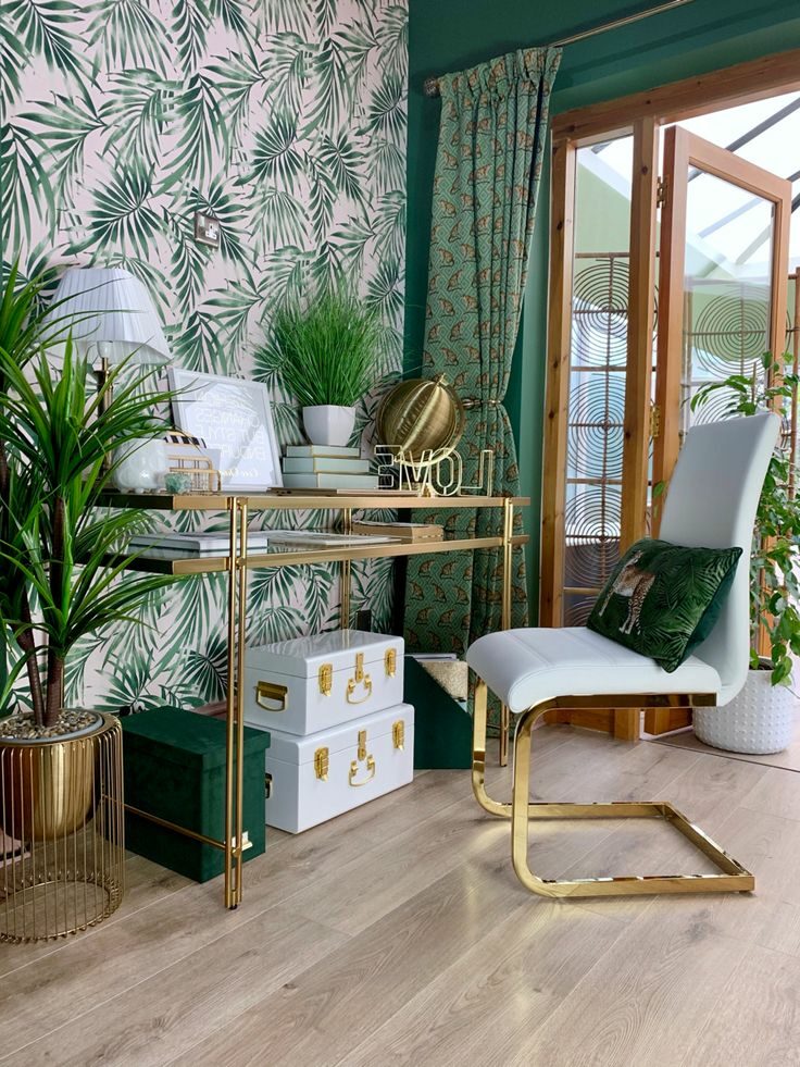 bureau chic urban jungle chaise table laiton papier peint végétal