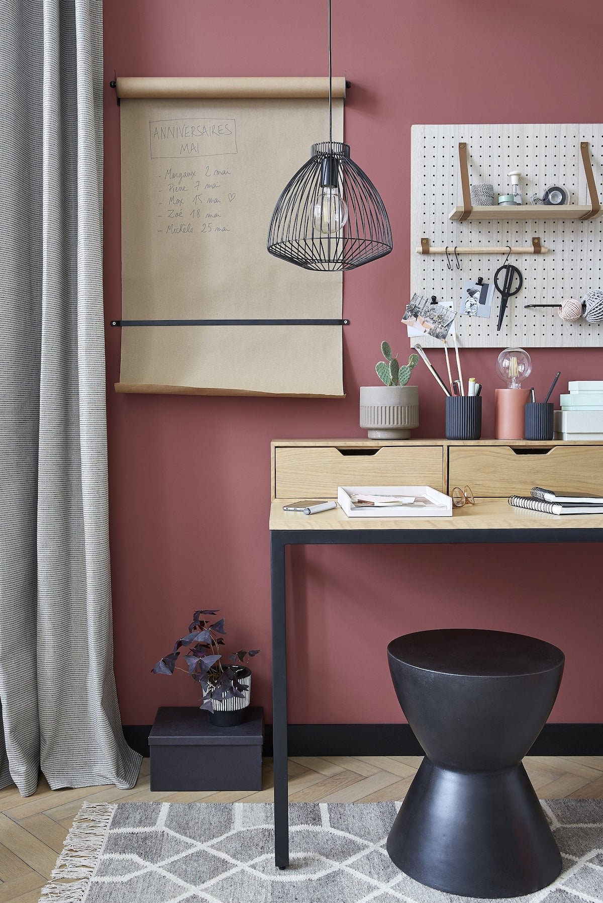 bureau idée déco intérieure mur rouge tabouret rond noir table bois