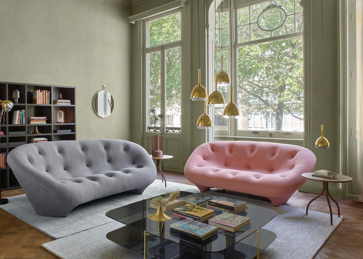 canapé ploum gris rose pastel suspension laiton salon élégant raffiné