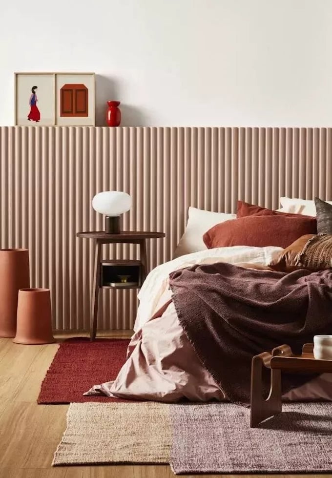 chambre chaleureuse tapis rouge plaid rose poudré