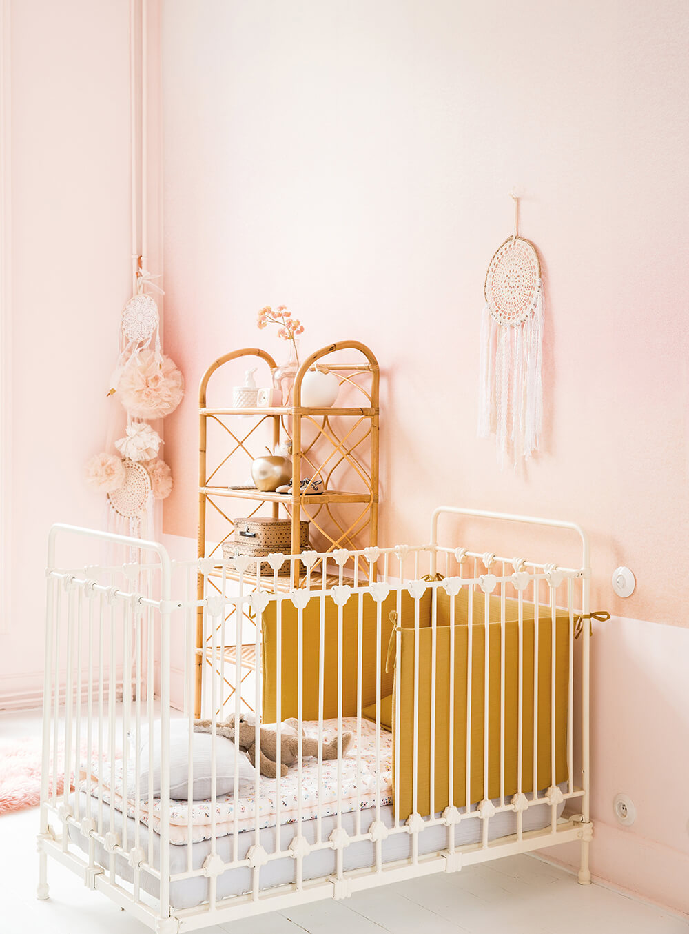 chambre enfant berceau mur rose pastel meuble rotin