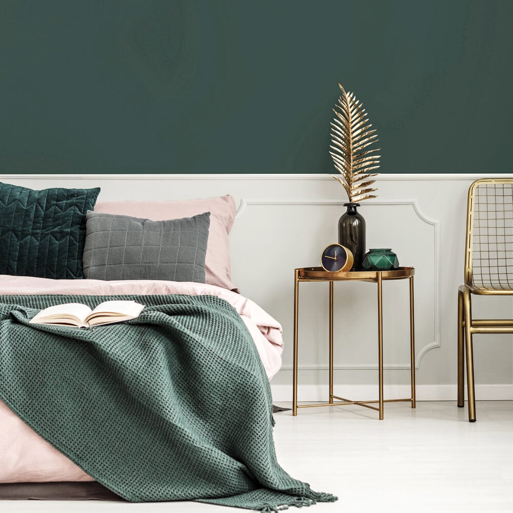 chambre parentale lit double rose poudré plaid vert kaki table basse chaise laiton