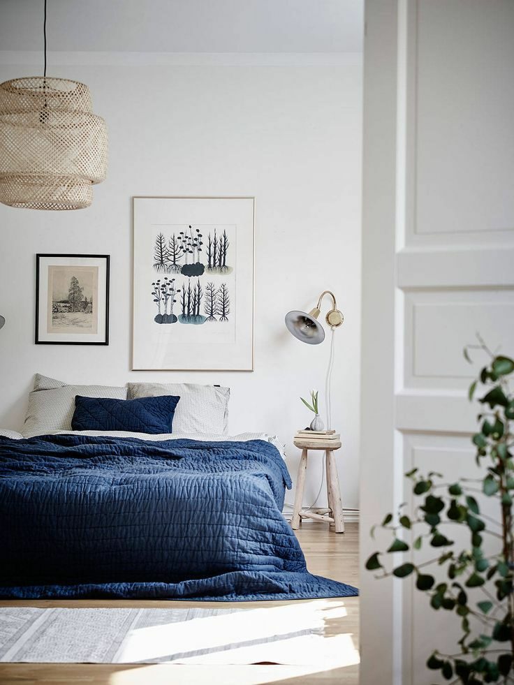 chambre parentale lit double tendance scandinave plaid bleu marine suspension fibres naturelles déco épurée