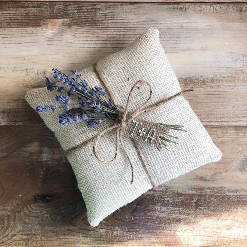 coussin carré ficelle fibre naturelle épis de lavande table bois deco mariage