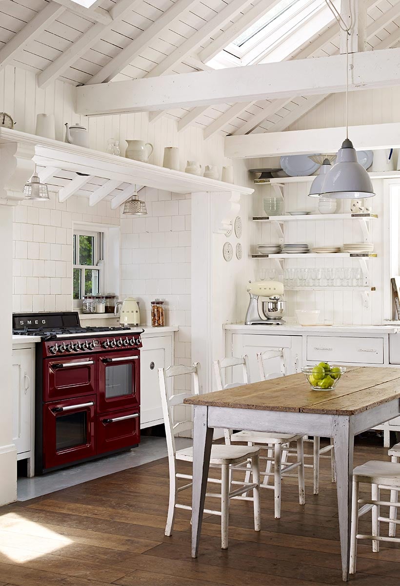 cuisine champêtre rouge bordeaux table bois blanc parquet bois lame blog déco