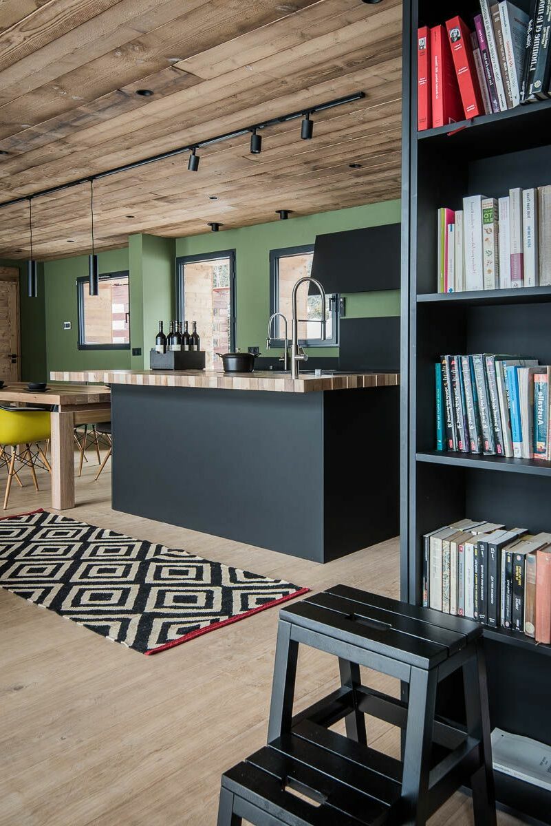 cuisine ouverte industrielle sol plafond boise mur kaki