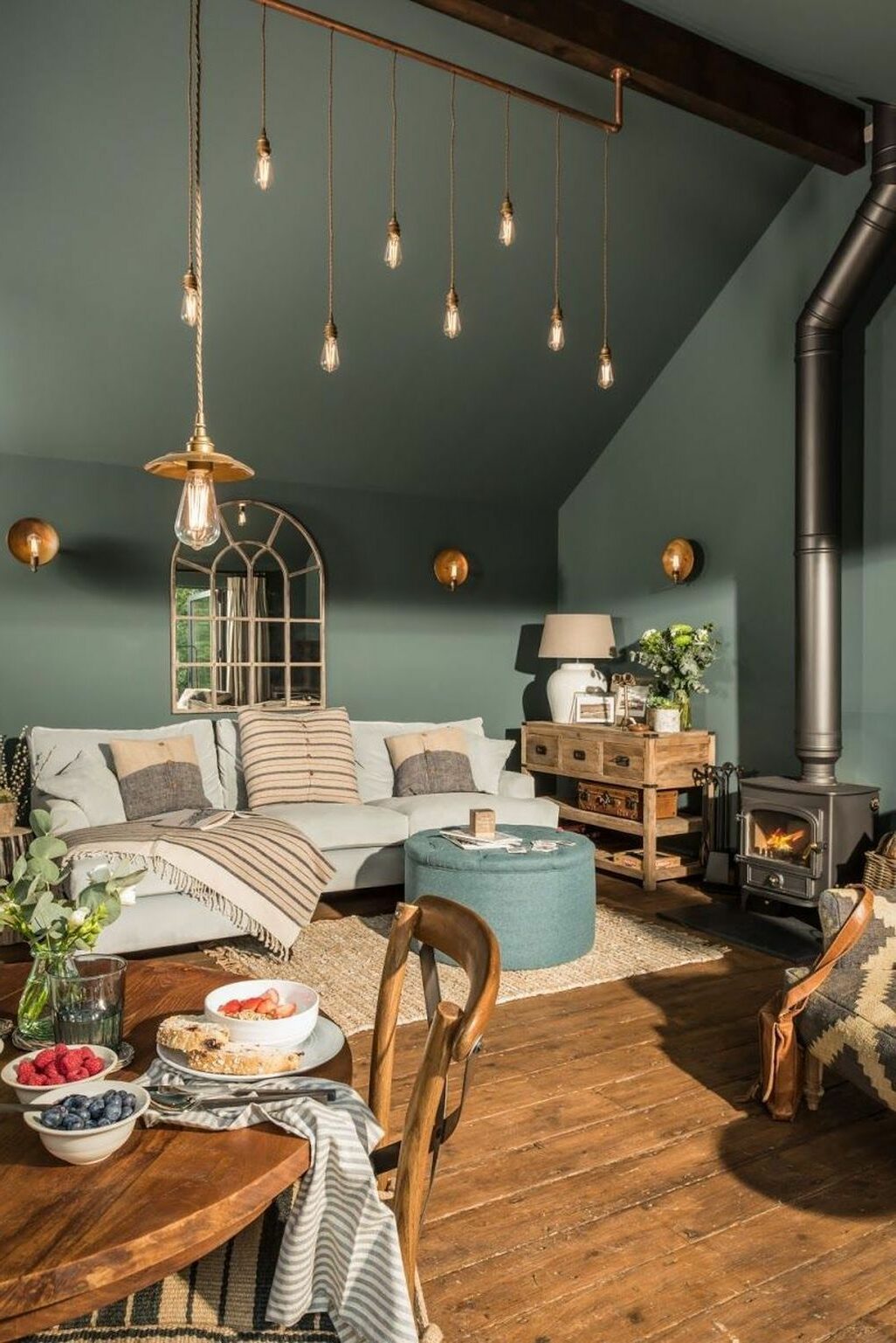 salon moderne végétale mur vert suspensions laiton accessoires boises