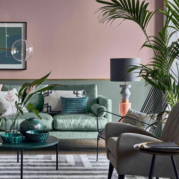 salon rose poudré canapé velours vert menthe deco poétique doux tapis géométrique blanc et gris