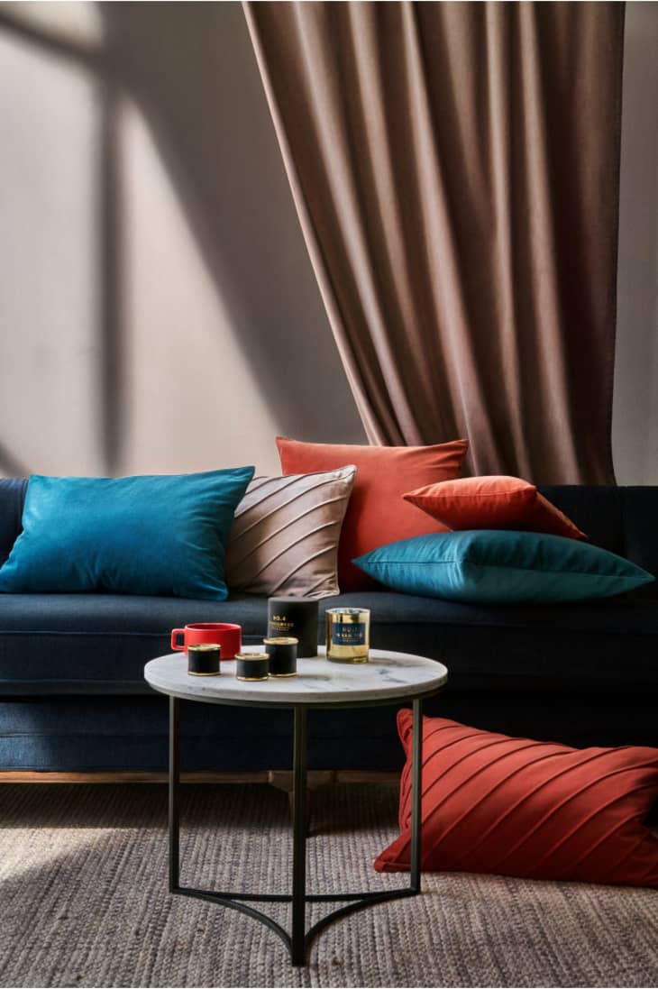 salon sobre élégant taupe beige coussin velours orange bleu