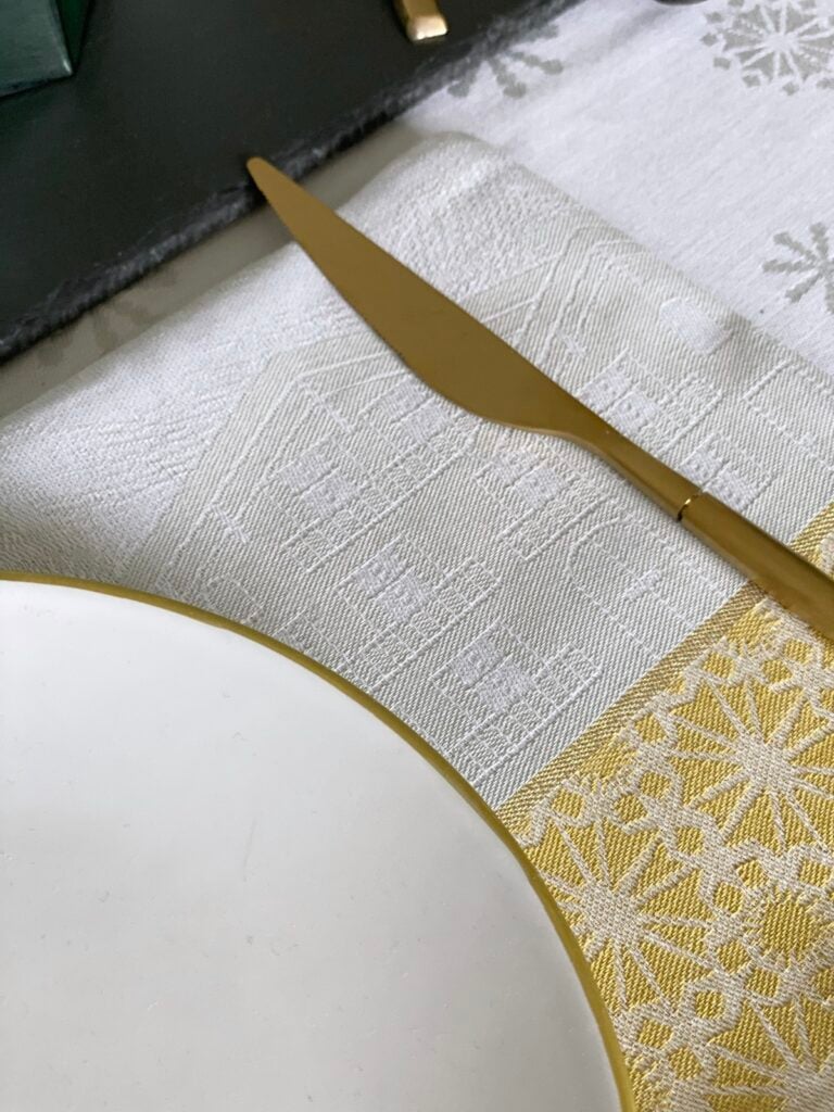 serviette en tissu motif chalet le jacquard français grise