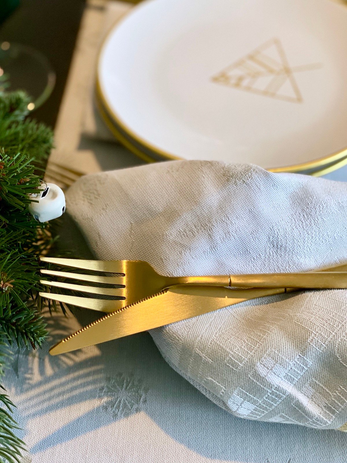 table de Noël 2020 blanche dorée argentée couvert blog déco