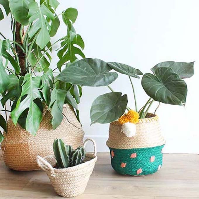 DIY décorer un panier en osier boules laine jaune blanche