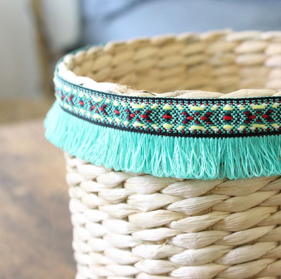 blog deco intérieure panier osier bande franges rouge turquoises