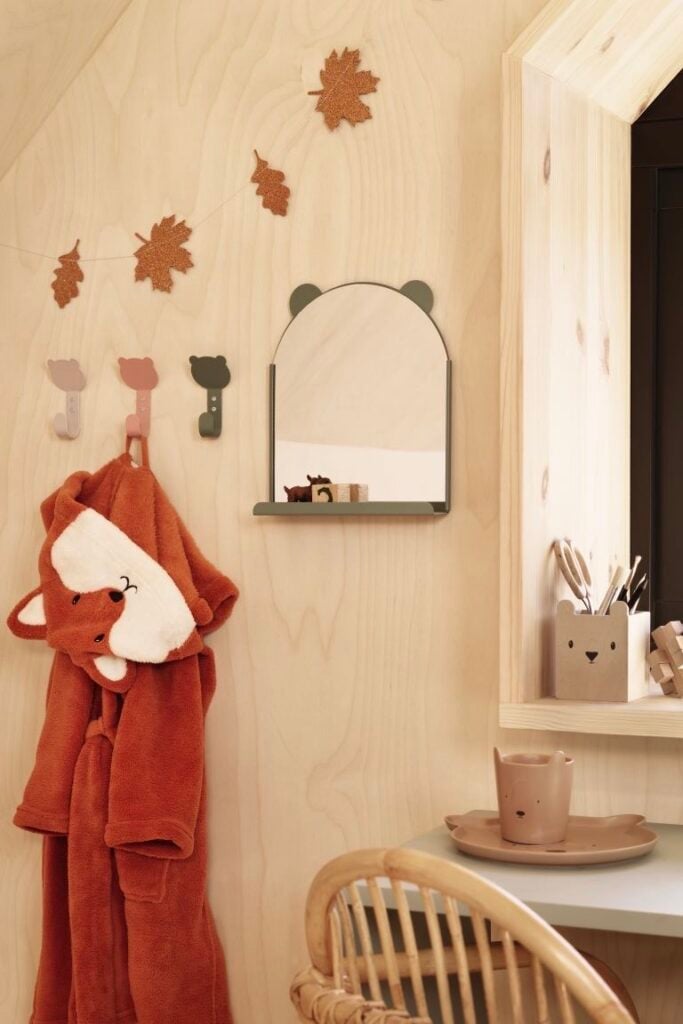 chambre enfant thème forêt peignoir renard patère feuille automne