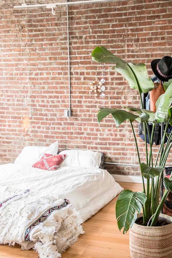 chambre mur briques loft style indus lit au sol sans sommier bohème