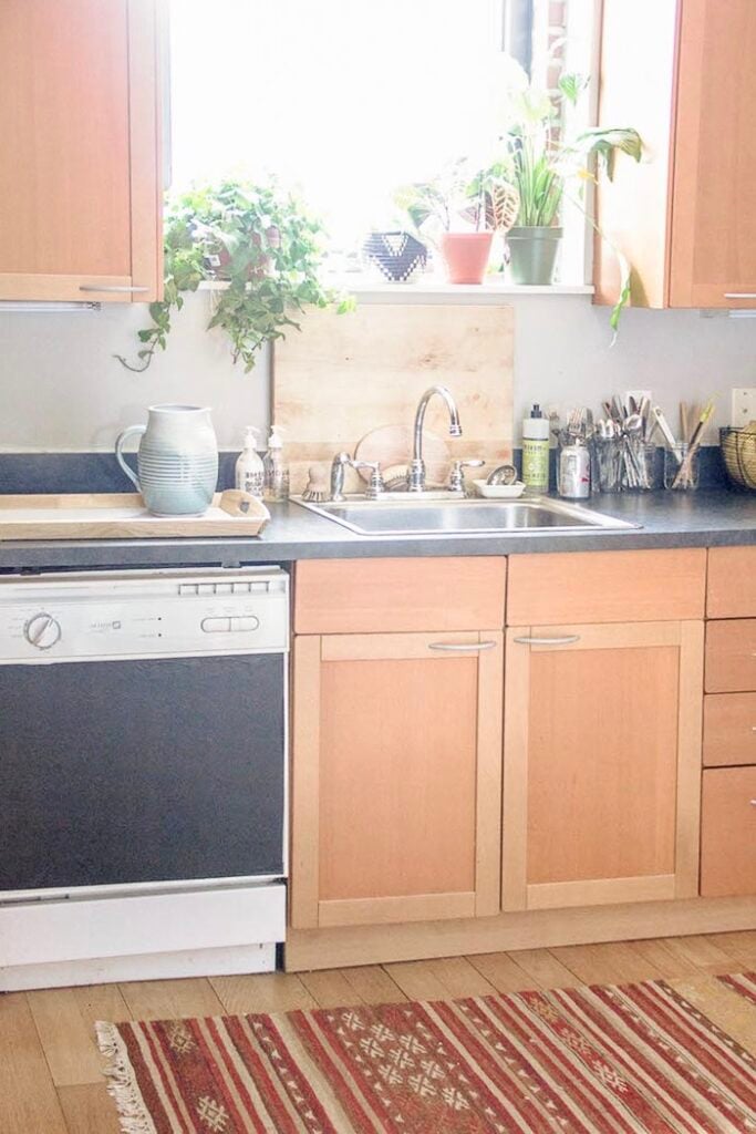 cuisine bois plan de travail noir granit tapis indien