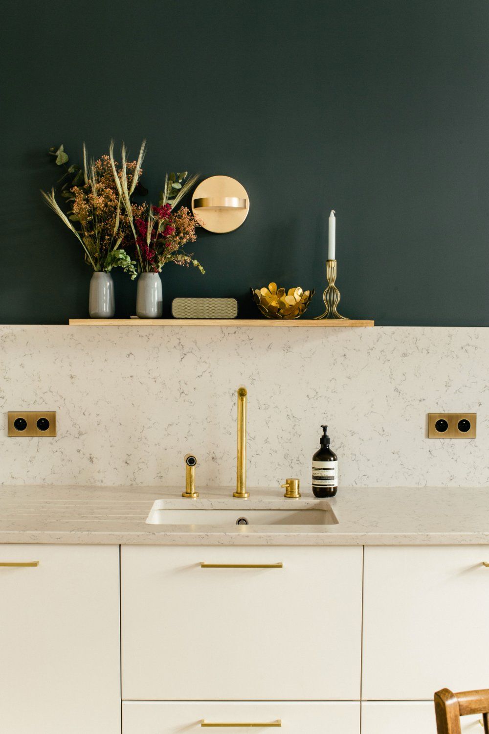 tendance cuisine 2024 verrière métal noir papier peint végétal élégante lumineuse blanche verte laiton