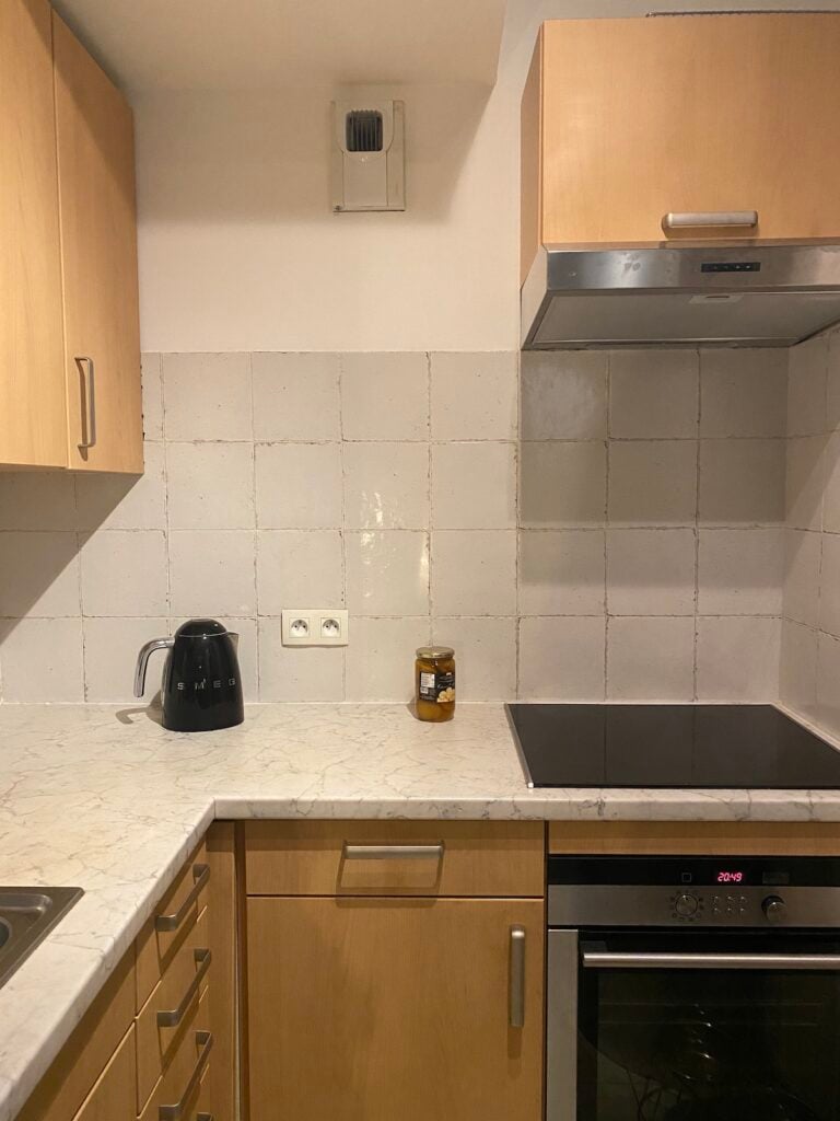 cuisine vieillotte avant beige bois rétro